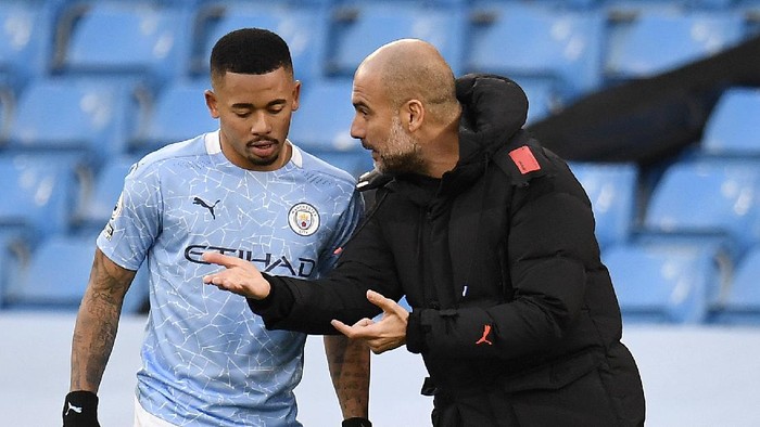 MANCHESTER, ENGLAND - DECEMBER 05: Pep Guardiola, Manager of Manchester City talks to Gabriel Jesus of Manchester City during the Premier League match between Manchester City and Fulham at Etihad Stadium on December 05, 2020 in Manchester, England. The match will be played without fans, behind closed doors as a Covid-19 precaution. (Photo by Peter Powell - Pool/Getty Images)