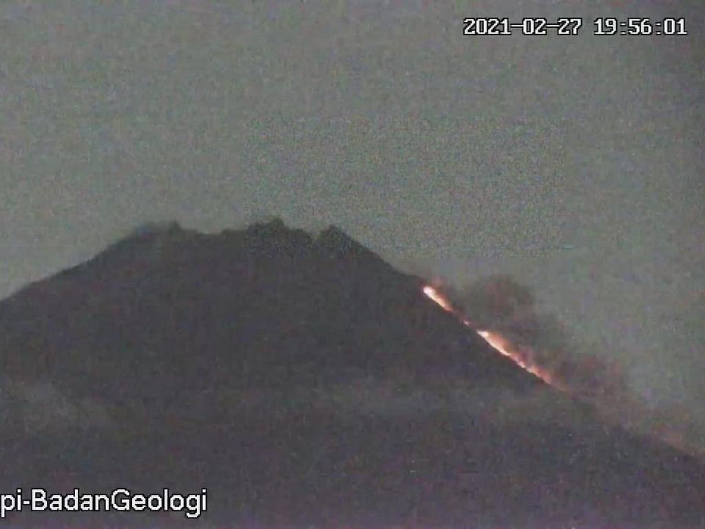 Gunung Merapi Erupsi Luncurkan Awan Panas Sejauh 1 Km Malam Ini Gunung Merapi Erupsi Luncurkan Awan Panas Sejauh 1 Km Malam Ini