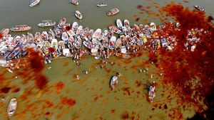 Hujan Kelopak Bunga di Sungai Gangga India