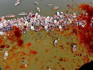 Hujan Kelopak Bunga di Sungai Gangga India