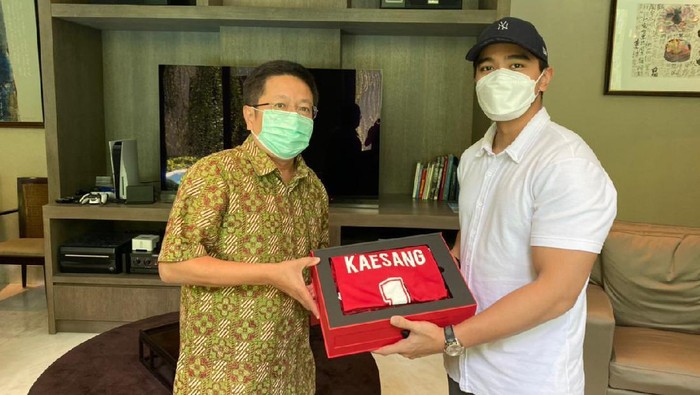 Kaesang Pangarep bertemu pemilk Bali United Pieter Tanuri