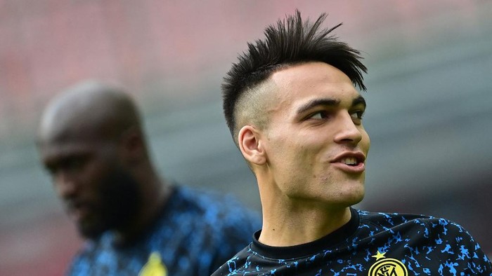 Inter Milans Argentine forward Lautaro Martinez reacts as he warms up prior to the Italian Serie A football match AC Milan vs Inter Milan on February 21, 2021 at the San Siro stadium in Milan. (Photo by MIGUEL MEDINA / AFP)