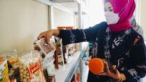 Ini Lies F Nurdin, Istri Gubernur Nurdin Abdullah Saat Makan Tumpeng dan Tinjau UMKM