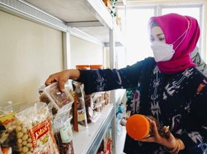 Ini Lies F Nurdin, Istri Gubernur Nurdin Abdullah Saat Makan Tumpeng dan Tinjau UMKM