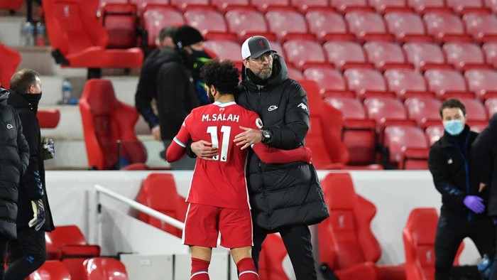 LIVERPOOL, ENGLAND - FEBRUARY 20: Jurgen Klopp, Manager of Liverpool consoles Mohamed Salah of Liverpool following their teams defeat in the Premier League match between Liverpool and Everton at Anfield on February 20, 2021 in Liverpool, England. Sporting stadiums around the UK remain under strict restrictions due to the Coronavirus Pandemic as Government social distancing laws prohibit fans inside venues resulting in games being played behind closed doors. (Photo by Paul Ellis - Pool/Getty Images)
