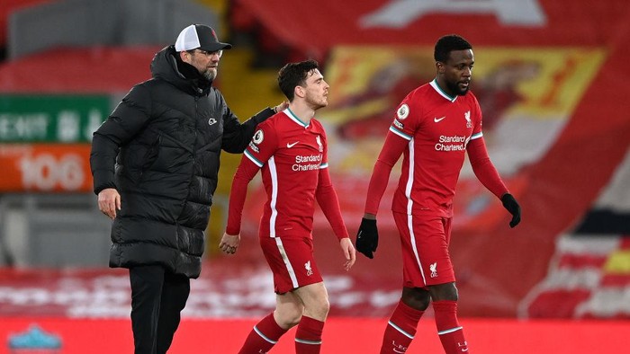 LIVERPOOL, ENGLAND - FEBRUARY 20: Jurgen Klopp, Manager of Liverpool consoles Andrew Robertson, and Divock Origi of Liverpool following their teams defeat in the Premier League match between Liverpool and Everton at Anfield on February 20, 2021 in Liverpool, England. Sporting stadiums around the UK remain under strict restrictions due to the Coronavirus Pandemic as Government social distancing laws prohibit fans inside venues resulting in games being played behind closed doors. (Photo by Laurence Griffiths/Getty Images)