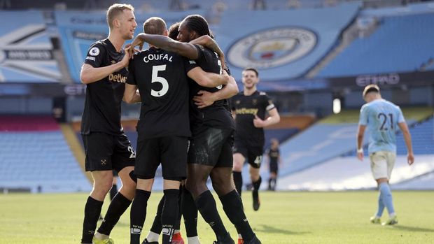 West Ham's Michail Antonio, right, celebrates with teammates after scoring his side's opening goal during the English Premier League soccer match between Manchester City and West Ham United at the Etihad stadium in Manchester, England, Saturday, Feb. 27, 2021. (Clive Brunskill/Pool via AP)