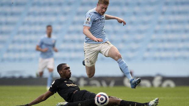 Manchester City's Kevin De Bruyne, top, duels for the ball with West Ham's Issa Diop during the English Premier League soccer match between Manchester City and West Ham United at the Etihad stadium in Manchester, England, Saturday, Feb. 27, 2021. (Martin Rickett/Pool via AP)