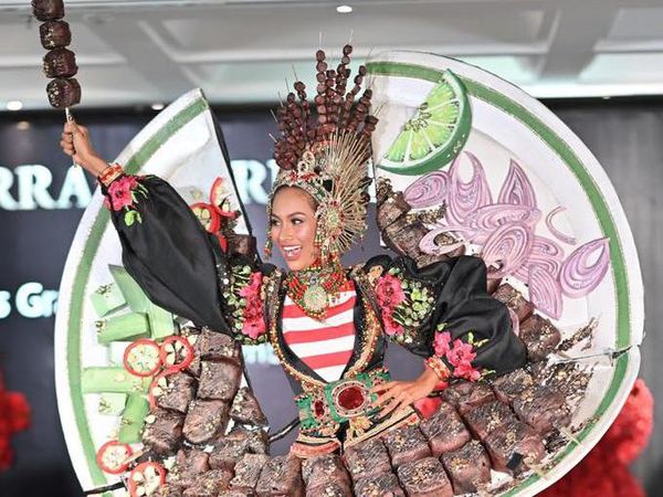 Kostum Heboh Wakil Indonesia di Miss Grand International: Tema Sate Ayam