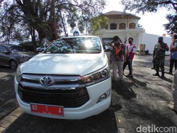Biasa Pakai Pajero, Gibran Kini Pilih Innova Putih untuk Mobil Dinas