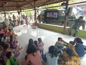 Mobil Si Hijau Hibur Anak Terdampak Banjir di Karawang Mobil Si Hijau Hibur Anak Terdampak Banjir di Karawang