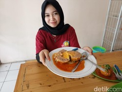 Pedasnya Nampol! Ini Bakso Lava Ponorogo dengan Isian Keju Lumer