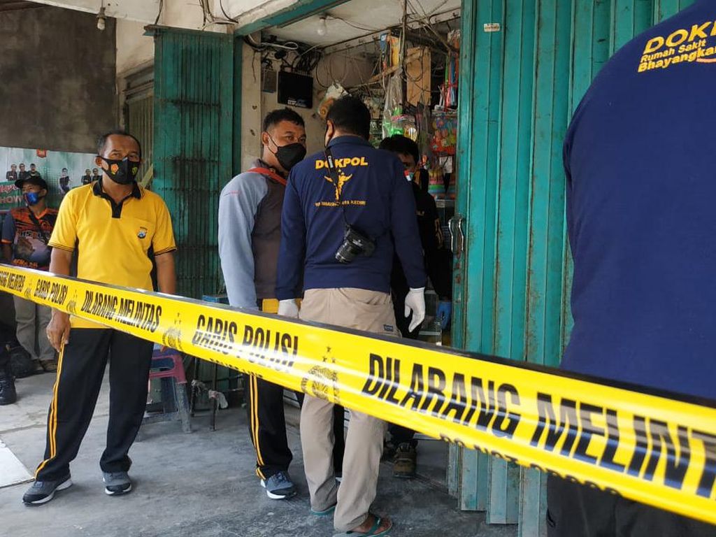 Polisi Pelototi CCTV Kasus Tewasnya Pemilik Toko di Blitar, Ini Hasilnya Polisi Pelototi CCTV Kasus Tewasnya Pemilik Toko di Blitar, Ini Hasilnya