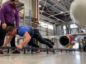 Gila! Atlet Ini Berhasil Menarik Pesawat Seberat 40 Ton