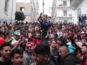 Ribuan Demonstran Anti-Pemerintah Penuhi Ibu Kota Aljazair