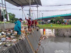 Cerita Satgas Kebersihan Harus Berjibaku dengan Waktu Saat Hujan Guyur Surabaya
