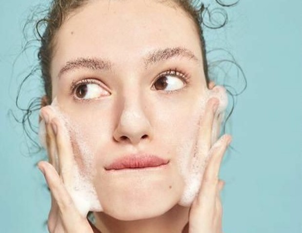SLS berpotensi mengiritasi kulit sensitif/Foto: Themagicglow.com face wash bisa jadi penyebab jerawat