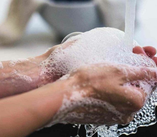 Sulfat pada pembersih wajah/Foto: Pinterest.com/TheActiveManMag face wash bisa jadi penyebab jerawat