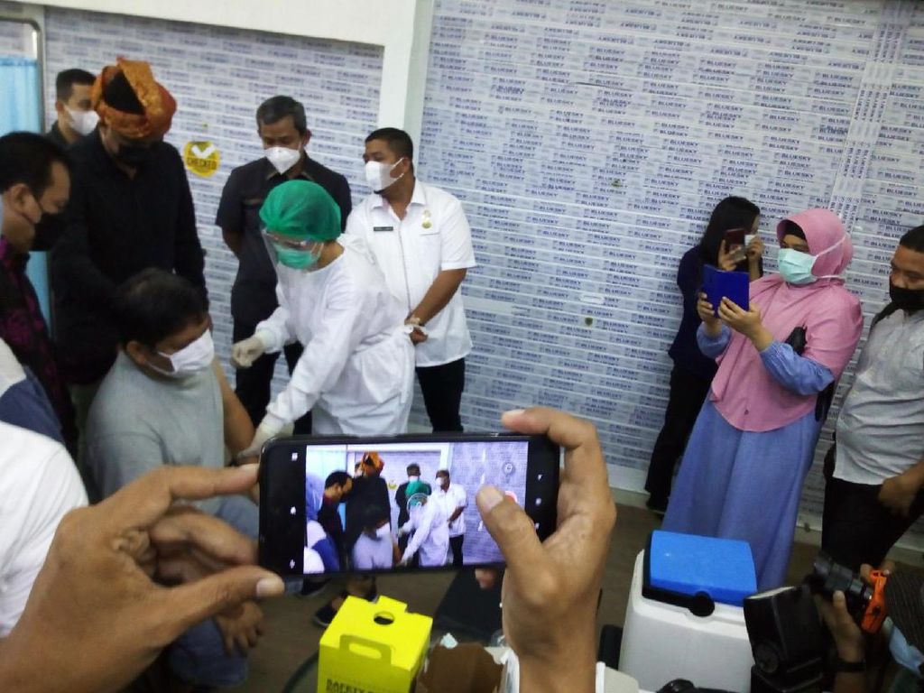 Sehari Setelah Dilantik, Bobby Nasution Cek Kegiatan Vaksinasi COVID di Medan