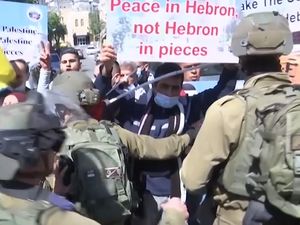 Warga Palestina Terlibat Bentrok dengan Tentara Israel di Hebron