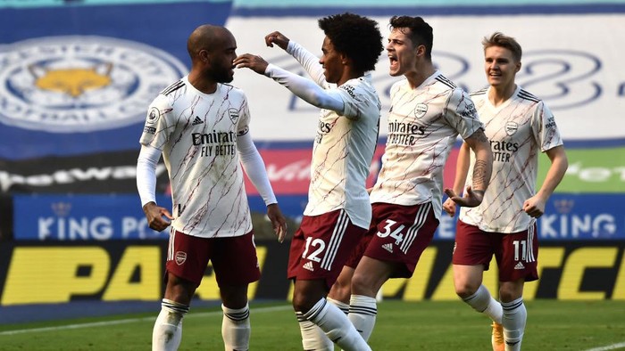 LEICESTER, ENGLAND - FEBRUARY 28: (L-R) Alexandre Lacazette of Arsenal celebrates with teammates Willian, Granit Xhaka and Martin Oedegaard after scoring their teams second goal during the Premier League match between Leicester City and Arsenal at The King Power Stadium on February 28, 2021 in Leicester, England. Sporting stadiums around the UK remain under strict restrictions due to the Coronavirus Pandemic as Government social distancing laws prohibit fans inside venues resulting in games being played behind closed doors. (Photo by Rui Vieira - Pool/Getty Images)