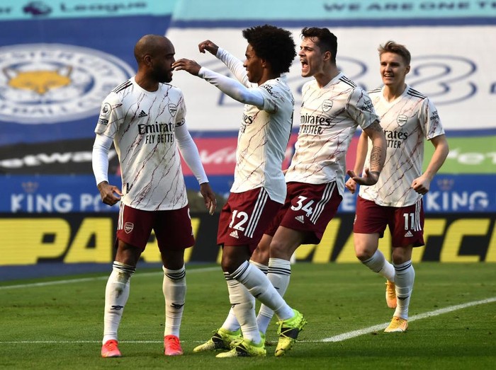 LEICESTER, ENGLAND - FEBRUARY 28: (L-R) Alexandre Lacazette of Arsenal celebrates with teammates Willian, Granit Xhaka and Martin Oedegaard after scoring their teams second goal during the Premier League match between Leicester City and Arsenal at The King Power Stadium on February 28, 2021 in Leicester, England. Sporting stadiums around the UK remain under strict restrictions due to the Coronavirus Pandemic as Government social distancing laws prohibit fans inside venues resulting in games being played behind closed doors. (Photo by Rui Vieira - Pool/Getty Images)