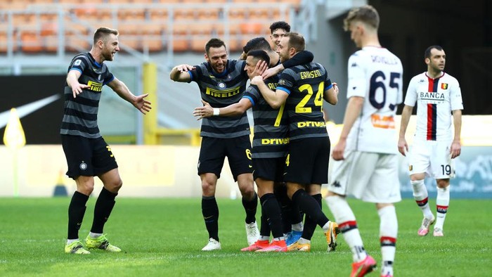 MILAN, ITALY - FEBRUARY 28: Alexis Sanchez of Internazionale celebrates with Stefan de Vrij and Christian Eriksen and team mates after scoring their sides third goal during the Serie A match between FC Internazionale and Genoa CFC at Stadio Giuseppe Meazza on February 28, 2021 in Milan, Italy. Sporting stadiums around Italy remain under strict restrictions due to the Coronavirus Pandemic as Government social distancing laws prohibit fans inside venues resulting in games being played behind closed doors. (Photo by Marco Luzzani/Getty Images)