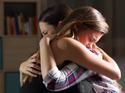 Ini 5 Cara Menolong Teman yang Terjebak Toxic Relationship