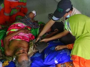 Angin Kencang Robohkan Rumah di Sumenep, Penghuni Selamat Meski Sempat Tertimbun