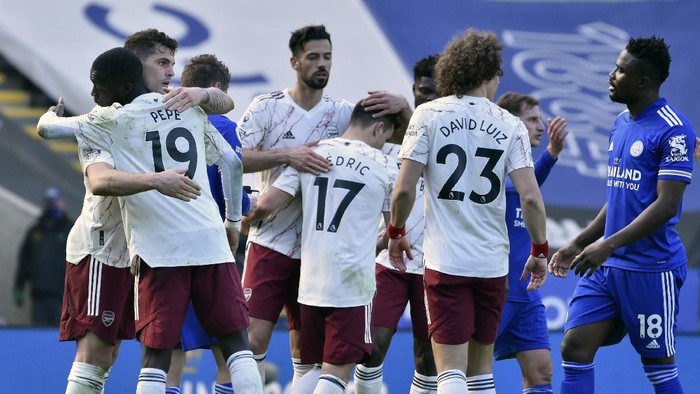 Arsenal players celebrate at the end of the English Premier League soccer match between Leicester City and Arsenal at the King Power Stadium in Leicester, England, Sunday, Feb. 28, 2021. (AP Photo/Rui Vieira, Pool)