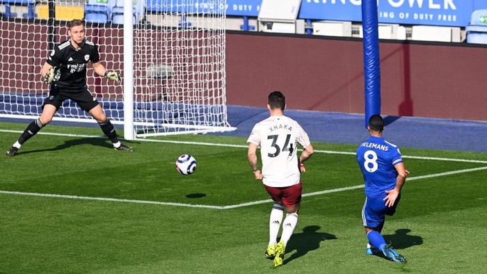 LEICESTER, ENGLAND - FEBRUARY 28: Youri Tielemans of Leicester City scores their teams first goal past Bernd Leno of Arsenal during the Premier League match between Leicester City and Arsenal at The King Power Stadium on February 28, 2021 in Leicester, England. Sporting stadiums around the UK remain under strict restrictions due to the Coronavirus Pandemic as Government social distancing laws prohibit fans inside venues resulting in games being played behind closed doors. (Photo by Michael Regan/Getty Images)