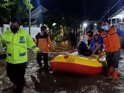 Petugas Gabungan Evakuasi 10 Warga yang Terjebak Banjir Probolinggo