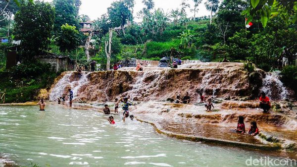 Curug Cipanas yang Segar dan Hangat di Bandung Barat