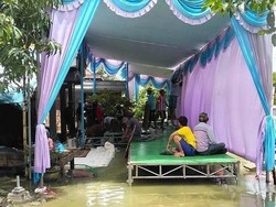 Dirikan Terop di Tengah Banjir Lamongan, Tamu Undangan Tak Disediakan Kursi