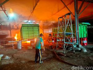 Gudang Pengolahan Ikan Milik Mantan Bupati Rembang Terbakar