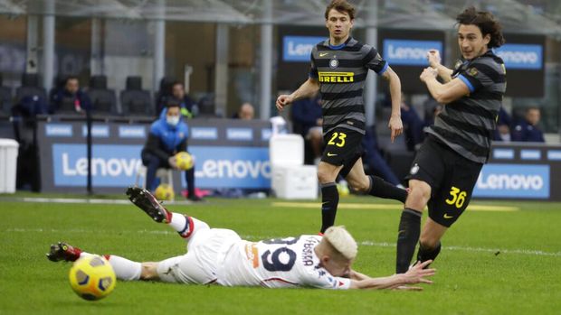 Inter Milan's Matteo Darmian scores his team's second goal during a Serie A soccer match between Inter Milan and Genoa at the San Siro Stadium in Milan, Italy, Sunday, Feb.28, 2021 (AP Photo / Luca Bruno).