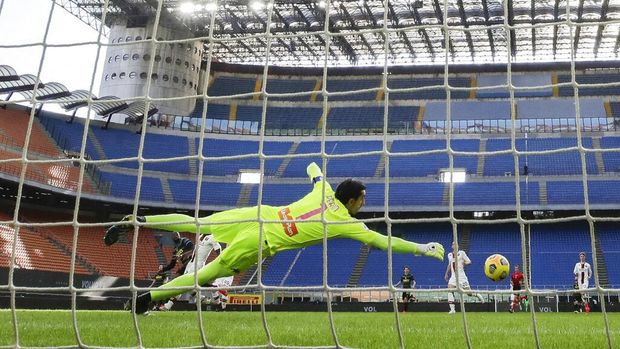 Romelu Lukaku of Inter Milan, left, scores his team's first goal during a Serie A soccer match between Inter Milan and Genoa at the San Siro stadium in Milan, Italy, on Sunday, February 28. 2021 (AP Photo / Luca Bruno).