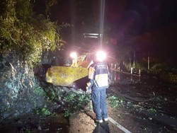 Jalur Payung Tertutup Longsor, Akses Batu-Pujon Lumpuh