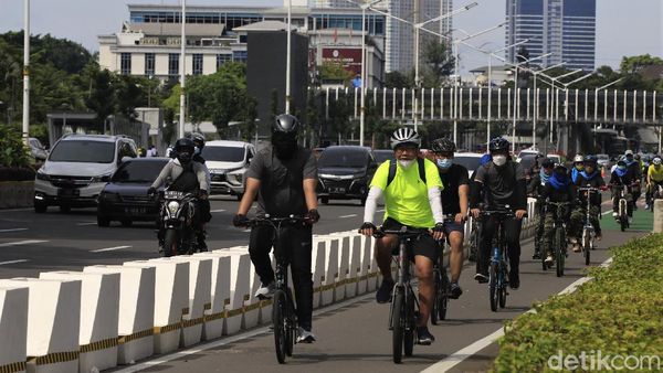Jalur Sepeda di Jakarta Ramai Dilintasi Warga Saat Akhir Pekan