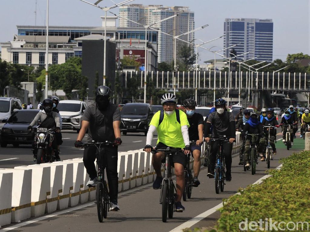 Jalur Sepeda di Jakarta Ramai Dilintasi Warga Saat Akhir Pekan Jalur Sepeda di Jakarta Ramai Dilintasi Warga Saat Akhir Pekan