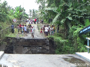 Diterjang Banjir Lahar Semeru, Jembatan Penghubung Antar Kecamatan Ambruk Diterjang Banjir Lahar Semeru, Jembatan Penghubung Antar Kecamatan Ambruk