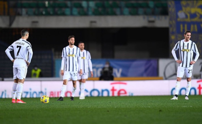 VERONA, ITALY - FEBRUARY 27:Juvenmtus players  reacts during the Serie A match between Hellas Verona FC and Juventus at Stadio Marcantonio Bentegodi on February 27, 2021 in Verona, Italy. (Photo by Alessandro Sabattini/Getty Images )