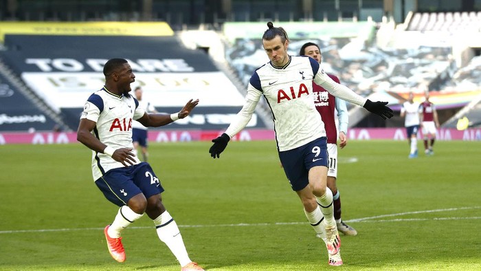 LONDON, ENGLAND - FEBRUARY 28: Gareth Bale of Tottenham Hotspur celebrates after scoring their sides fourth goal with team mate Serge Aurier during the Premier League match between Tottenham Hotspur and Burnley at Tottenham Hotspur Stadium on February 28, 2021 in London, England. Sporting stadiums around the UK remain under strict restrictions due to the Coronavirus Pandemic as Government social distancing laws prohibit fans inside venues resulting in games being played behind closed doors. (Photo by Matthew Childs - Pool/Getty Images)