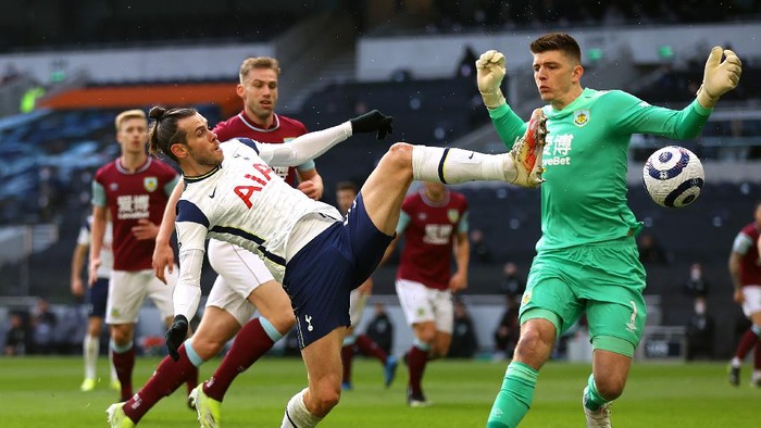 LONDON, ENGLAND - FEBRUARY 28: Gareth Bale of Tottenham Hotspur shoots under pressure from Nick Pope of Burnley during the Premier League match between Tottenham Hotspur and Burnley at Tottenham Hotspur Stadium on February 28, 2021 in London, England. Sporting stadiums around the UK remain under strict restrictions due to the Coronavirus Pandemic as Government social distancing laws prohibit fans inside venues resulting in games being played behind closed doors. (Photo by Julian Finney/Getty Images)