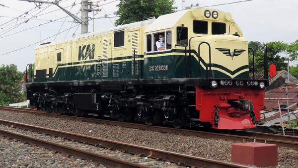 Lokomotif dengan Livery Jadul