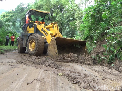 Longsor 6 Titik Terjadi di Jalur Selatan Lumajang-Malang, Lalin Sempat Lumpuh 2 Jam