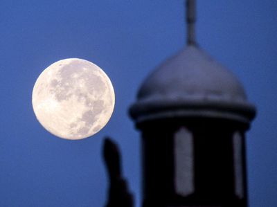 Penampakan Bulan Purnama Salju di Langit Aceh-Depok