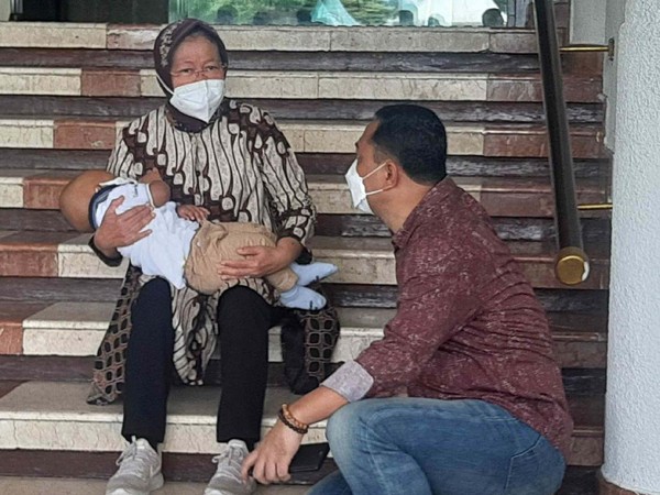 Mensos risma di balai kota surabaya sembari menggendong cucu Mensos risma di balai kota surabaya sembari menggendong cucu