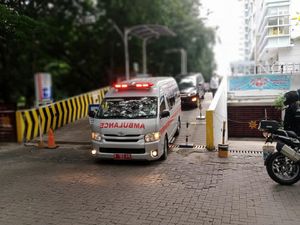 Jenazah Artidjo Alkostar Dibawa ke RS Polri Jenazah Artidjo Alkostar Dibawa ke RS Polri