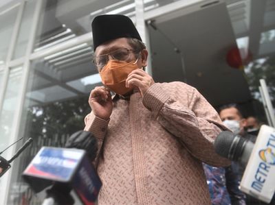 Momen Mahfud MD-Firli Bahuri Melayat ke Rumah Duka Artidjo Alkostar